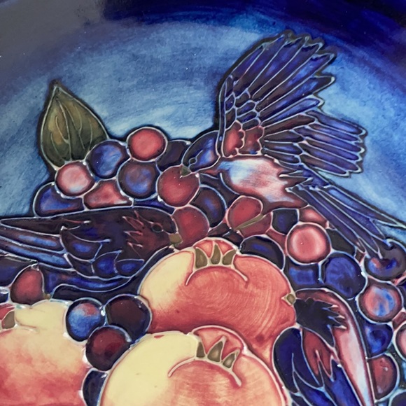 Rare Moorcroft Blue Finches English decorative art pottery plate, signed, 1991 - Picture 4 of 9